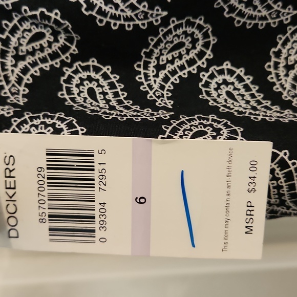 Dockers, NWT, Women's Skorts, Size 6, Black with White Paisley design - Picture 5 of 10